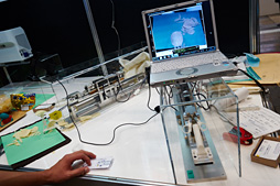 画像集 No.036のサムネイル画像 / CEATEC JAPAN 2015まとめ。ゲームシーンに来てくれるかもしれない触覚技術などを,コンパニオンのおねーさんともども見てきた