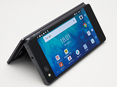 ドコモから発売の2画面スマートフォン「M Z-01K」をテスト。クセの強い端末が輝くのは“ながらプレイ”のとき?