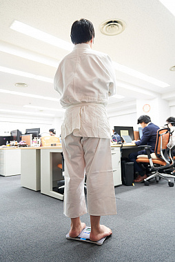 画像集 No.002のサムネイル画像 / タニタが発売した「セガサターン体組成計」を愛でる。追加生産を期待したい実用的なファンアイテムだ