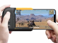 iPhoneに左手用のスティックと4ボタンを追加できるアタッチメント型コントローラが発売