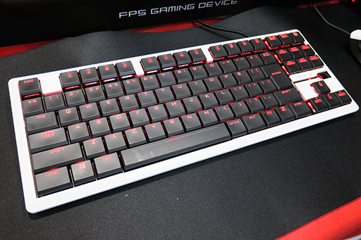 画像集 No.003のサムネイル画像 / ［TGS 2019］e-Sportsコーナーで，エレコムが発表前の薄型キーボード「TK-ARMA30」やサラウンド対応ヘッドセットを披露