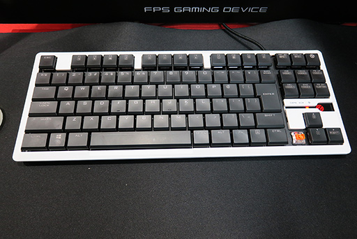 画像集 No.004のサムネイル画像 / ［TGS 2019］e-Sportsコーナーで，エレコムが発表前の薄型キーボード「TK-ARMA30」やサラウンド対応ヘッドセットを披露