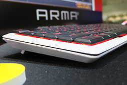 画像集 No.005のサムネイル画像 / ［TGS 2019］e-Sportsコーナーで，エレコムが発表前の薄型キーボード「TK-ARMA30」やサラウンド対応ヘッドセットを披露