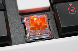 画像集 No.007のサムネイル画像 / ［TGS 2019］e-Sportsコーナーで，エレコムが発表前の薄型キーボード「TK-ARMA30」やサラウンド対応ヘッドセットを披露