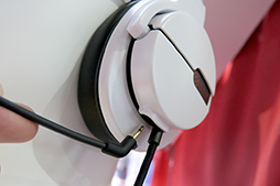 画像集 No.015のサムネイル画像 / ［TGS 2019］e-Sportsコーナーで，エレコムが発表前の薄型キーボード「TK-ARMA30」やサラウンド対応ヘッドセットを披露