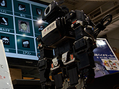 脳活動だけでロボットを操作する「bスポーツ」を体験。「Brain-machine Interface」がゲームを変える