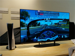 「BRAVIA」のゲーム機能をPS5版「GT7」で体験してみた。机に置ける42型有機ELテレビにも注目だ