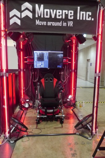 画像集 No.001のサムネイル画像 / ［TGS2022］Movereブースで見つけた，現実世界とVR空間で対戦するVRゲームをレポート。動くシートと風が，ヒヤリとする落下感を生み出す