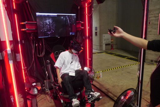画像集 No.003のサムネイル画像 / ［TGS2022］Movereブースで見つけた，現実世界とVR空間で対戦するVRゲームをレポート。動くシートと風が，ヒヤリとする落下感を生み出す