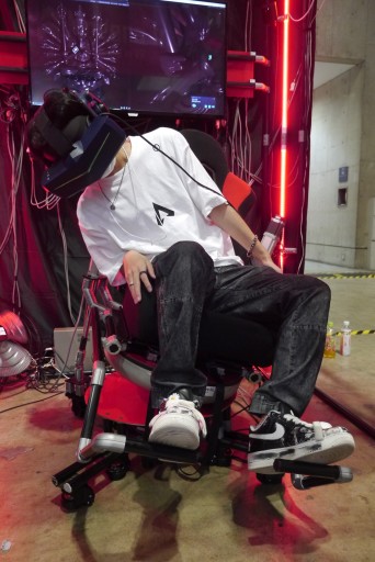 画像集 No.005のサムネイル画像 / ［TGS2022］Movereブースで見つけた，現実世界とVR空間で対戦するVRゲームをレポート。動くシートと風が，ヒヤリとする落下感を生み出す