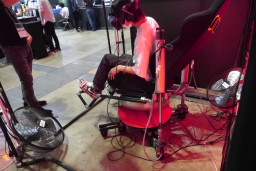 画像集 No.006のサムネイル画像 / ［TGS2022］Movereブースで見つけた，現実世界とVR空間で対戦するVRゲームをレポート。動くシートと風が，ヒヤリとする落下感を生み出す