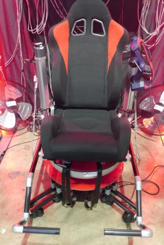 画像集 No.011のサムネイル画像 / ［TGS2022］Movereブースで見つけた，現実世界とVR空間で対戦するVRゲームをレポート。動くシートと風が，ヒヤリとする落下感を生み出す