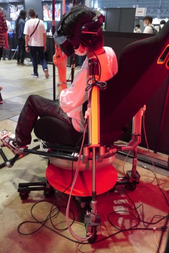 画像集 No.012のサムネイル画像 / ［TGS2022］Movereブースで見つけた，現実世界とVR空間で対戦するVRゲームをレポート。動くシートと風が，ヒヤリとする落下感を生み出す