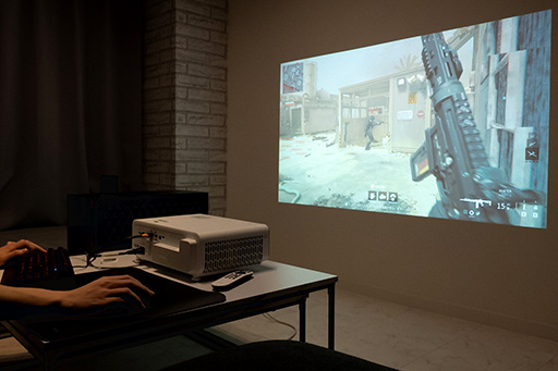 画像集 No.031のサムネイル画像 / 大画面でゲームをしたいならBenQの短焦点プロジェクタ「X500i」で決まり！　4Kの高画質もeスポーツ向け240Hz表示もOKだ【PR】