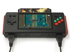 携帯ゲーム機風ファミコン/メガドラ互換機がリニューアルして7月下旬に発売。テレビにつないで据え置き型でも使える