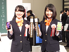 KDDI,auオリジナルブランド「Qua」のスマートフォンとタブレットや,片手に収まるAQUOSフォンを発表