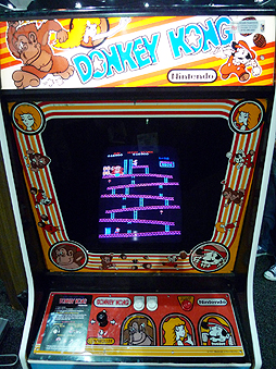 画像集#006のサムネイル/今年もE3に「Videogame History Museum」が出展。レトロなアーケードゲーム筐体や家庭用ゲーム機がズラリ勢揃い