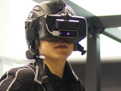 はじまりの街を自ら歩き，空間上のインタフェースに触れる。「ソードアート・オンライン・ザ・ビギニング Sponsored by IBM」は未来を見せるか
