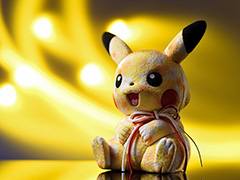 熟練の職人達が「ピカチュウ」を伝統工芸品・江戸木目込み人形で表現。お正月飾り用の付属品がついて税込1万3200円で数量限定販売中