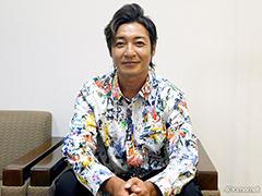 「うたってにこりん☆」インタビュー。レジェンドおにいさん役・つるの剛士さんが語る“うたのおにいさん”の魅力は?
