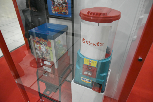 画像集 No.005のサムネイル画像 / JR品川駅にて開催中の「ガシャポン 45周年博」をレポート。歴代ガシャポンの一斉展示や無料で回せる自販機の設置も