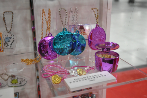画像集 No.011のサムネイル画像 / JR品川駅にて開催中の「ガシャポン 45周年博」をレポート。歴代ガシャポンの一斉展示や無料で回せる自販機の設置も