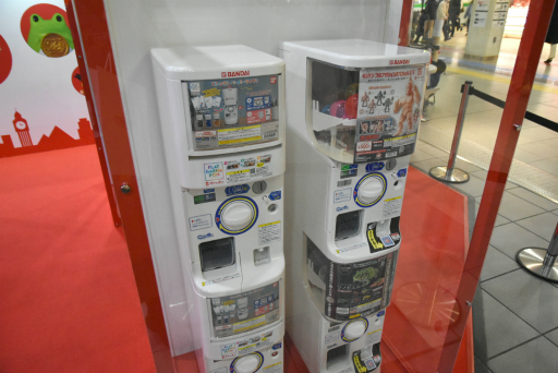 画像集 No.018のサムネイル画像 / JR品川駅にて開催中の「ガシャポン 45周年博」をレポート。歴代ガシャポンの一斉展示や無料で回せる自販機の設置も