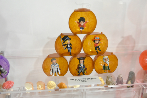 画像集 No.019のサムネイル画像 / JR品川駅にて開催中の「ガシャポン 45周年博」をレポート。歴代ガシャポンの一斉展示や無料で回せる自販機の設置も