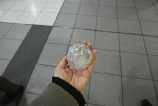 画像集 No.025のサムネイル画像 / JR品川駅にて開催中の「ガシャポン 45周年博」をレポート。歴代ガシャポンの一斉展示や無料で回せる自販機の設置も