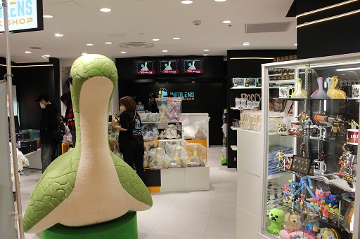 画像集 No.001のサムネイル画像 / 「INFOLENS GEEK SHOP」が池袋パルコに本日オープン。「Apex Legends」など人気タイトルの公式グッズが勢ぞろい