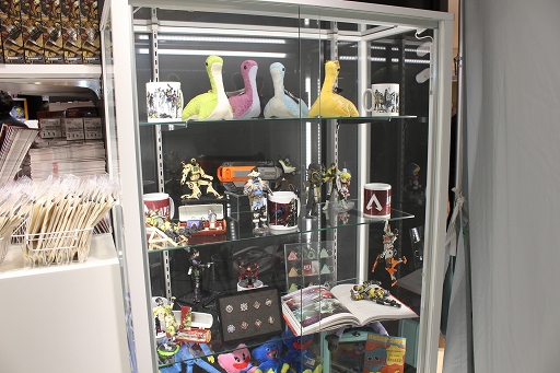 画像集 No.002のサムネイル画像 / 「INFOLENS GEEK SHOP」が池袋パルコに本日オープン。「Apex Legends」など人気タイトルの公式グッズが勢ぞろい