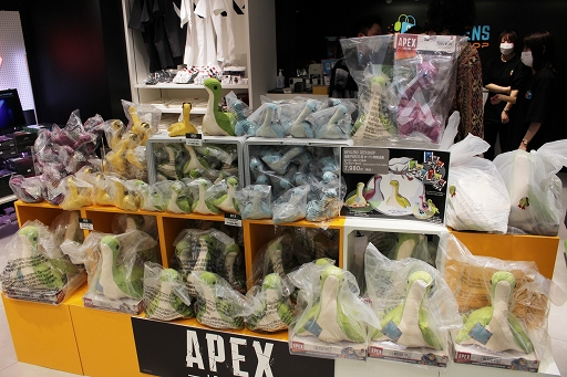 画像集 No.004のサムネイル画像 / 「INFOLENS GEEK SHOP」が池袋パルコに本日オープン。「Apex Legends」など人気タイトルの公式グッズが勢ぞろい