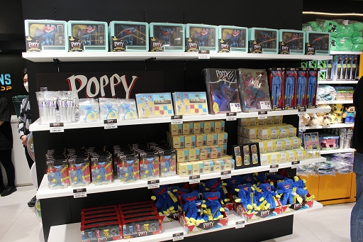 画像集 No.010のサムネイル画像 / 「INFOLENS GEEK SHOP」が池袋パルコに本日オープン。「Apex Legends」など人気タイトルの公式グッズが勢ぞろい