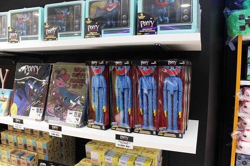 画像集 No.011のサムネイル画像 / 「INFOLENS GEEK SHOP」が池袋パルコに本日オープン。「Apex Legends」など人気タイトルの公式グッズが勢ぞろい
