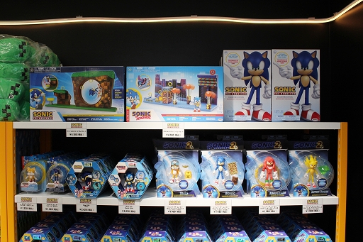 画像集 No.014のサムネイル画像 / 「INFOLENS GEEK SHOP」が池袋パルコに本日オープン。「Apex Legends」など人気タイトルの公式グッズが勢ぞろい