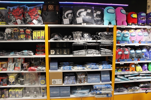 画像集 No.017のサムネイル画像 / 「INFOLENS GEEK SHOP」が池袋パルコに本日オープン。「Apex Legends」など人気タイトルの公式グッズが勢ぞろい