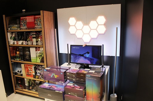 画像集 No.020のサムネイル画像 / 「INFOLENS GEEK SHOP」が池袋パルコに本日オープン。「Apex Legends」など人気タイトルの公式グッズが勢ぞろい