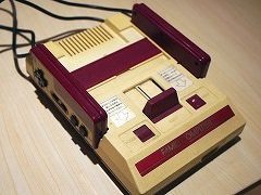 40周年を迎えたファミコンのハードを懐かしんでみる。ビデオゲームの楽しさを教えてくれた,赤と白の可愛いヤツ