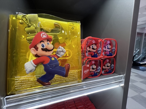 画像集 No.033のサムネイル画像 / 「Nintendo KYOTO」は公式直営店であり新たなテーマパーク! こだわりのある商品陳列も楽しい,ゲームファンなら一度体験してほしい空間だ