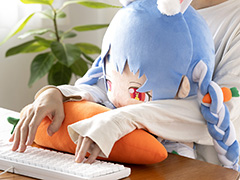 ホロライブ・兎田ぺこらがPCクッションになって登場。全高約55cmのムフー顔が味わい深い一品で,デスクワークのお供におすすめ