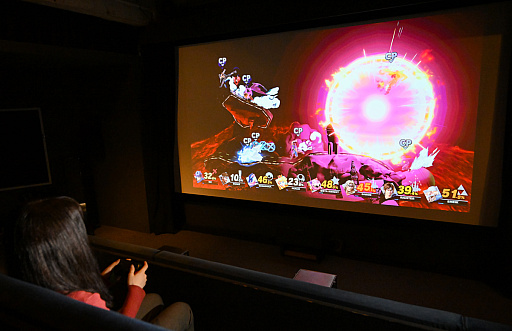 画像集 No.010のサムネイル画像 / 大スクリーンでゲーム推し活しようぜ！　“レンタルシアター”の165インチ画面で至高のひとときを味わえる時代が来た