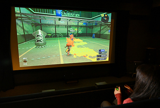 画像集 No.011のサムネイル画像 / 大スクリーンでゲーム推し活しようぜ！　“レンタルシアター”の165インチ画面で至高のひとときを味わえる時代が来た