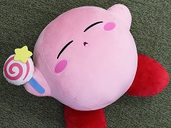 まんぷくで幸せそうなカービィを約38cmのビッグサイズで表現した「星のカービィ まんぷく!ごろ寝 BIGぬいぐるみ」がプライズに登場