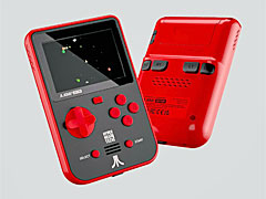 真っ赤なボディに50本のアタリゲームが入った携帯ゲーム機「Super Pocket Atari Edition」発売中。カートリッジを買えば,さらに多くのアーケードゲームや家庭用レトロゲームを楽しめる